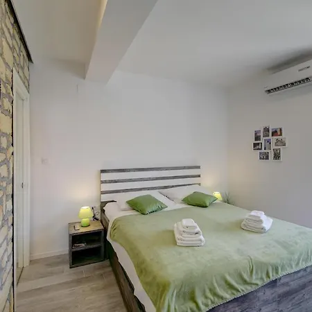 Timeless - Studio With Patio And City View